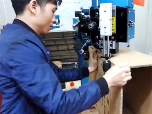 双伺服推纸箱钉箱机